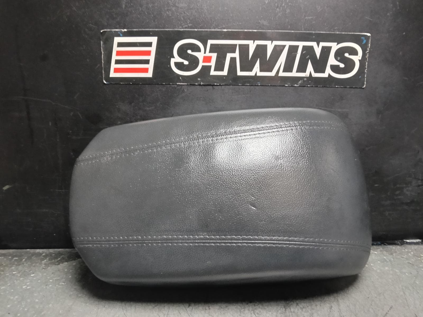 Used auto part listing image: 2014 HYUNDAI SANTA FE CONSOLE DM, CONSOLE LID ONLY, 06/12-02/18 0000408329