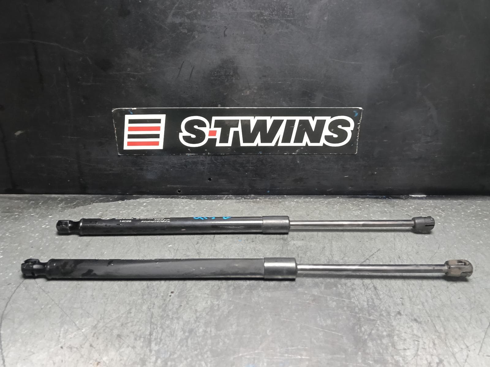 Used auto part listing image: 2014 HYUNDAI SANTA FE HATCH STRUT TAILGATE STRUT (PAIR), W/ POWER LIFTGATE TYPE, DM, 06/12-02/18 0000408331