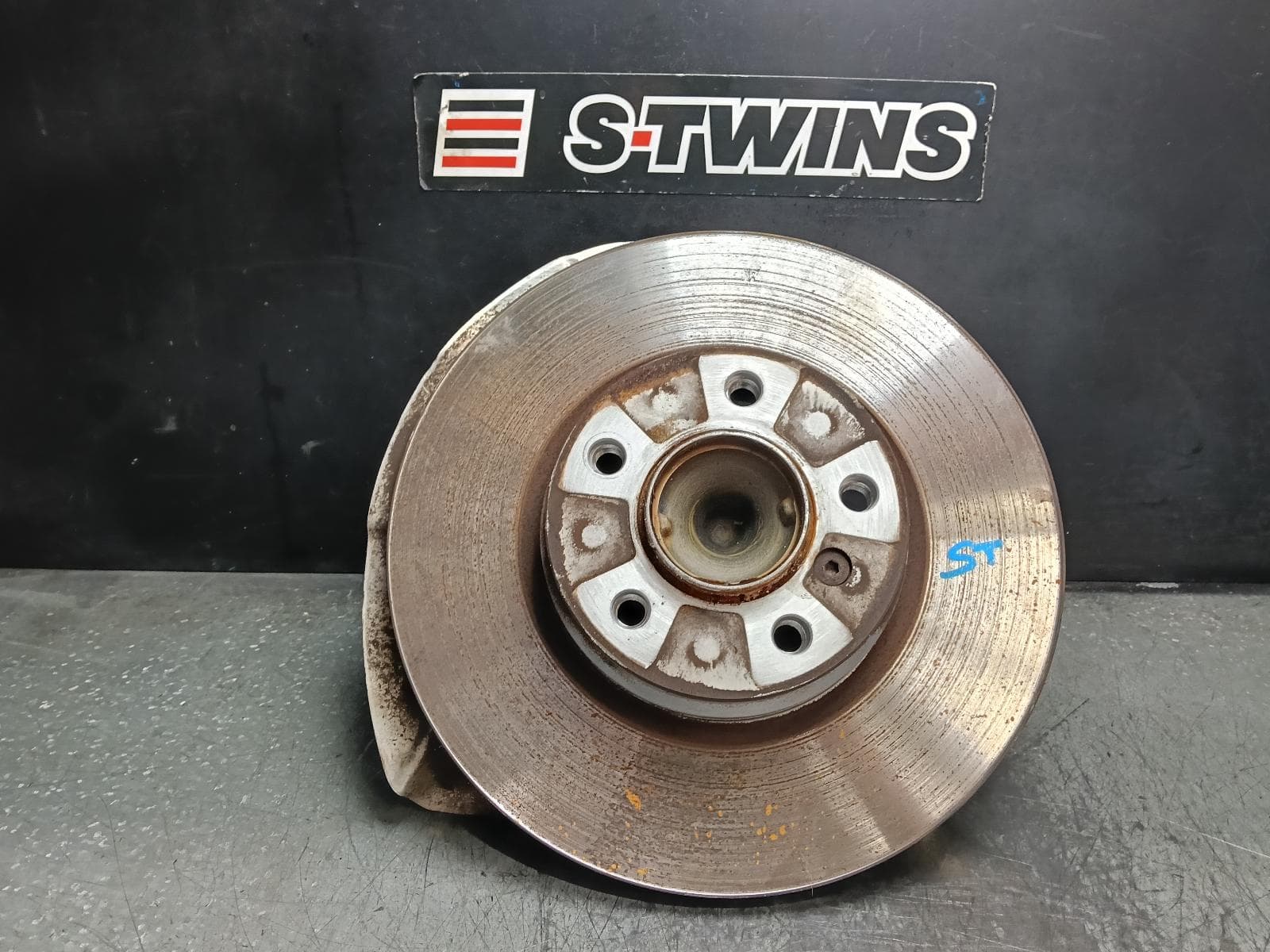 Used auto part listing image: 2018 BMW 3 SERIES LEFT FRONT HUB ASSEMBLY F30/F31, SEDAN/WAGON, M SPORT TYPE, W/ ADAPTIVE SUSPENSION, 370X30MM, 11/11-02/19 0000412958
