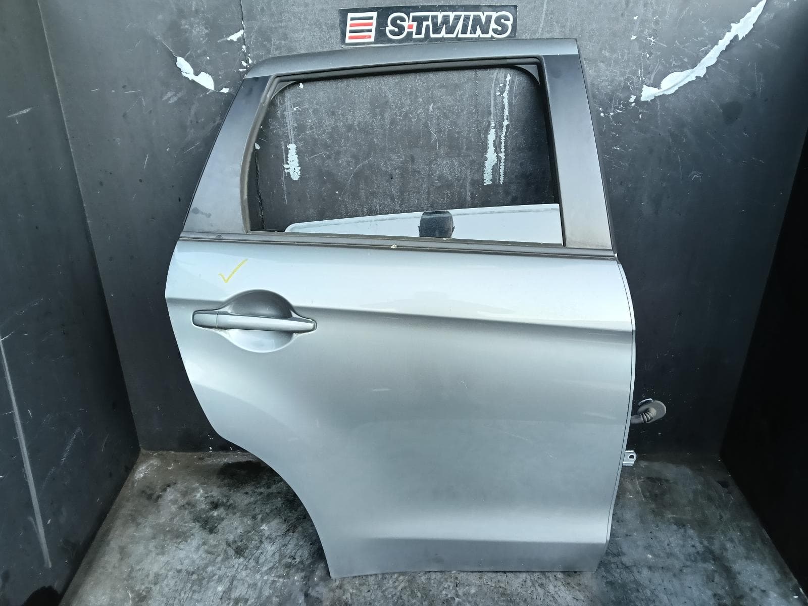 Used auto part listing image: 2013 MITSUBISHI ASX RIGHT REAR DOOR SLIDING XA-XC, 05/10-06/18 0000407506