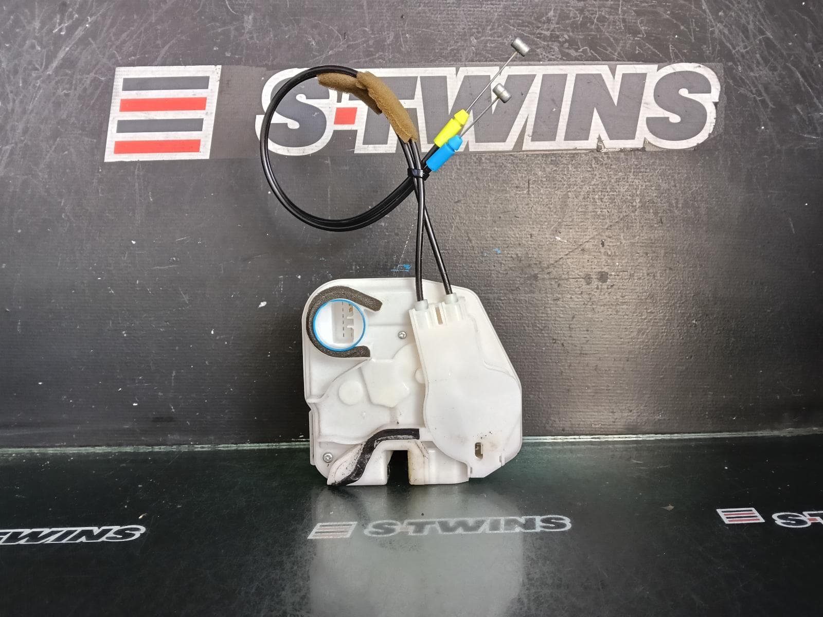Used auto part listing image: 2013 MITSUBISHI ASX DOOR BOOT GATE LOCK LEFT FRONT DOOR LOCK, NON KEYLESS START TYPE, XA-XD, 05/10-12/24 0000407561