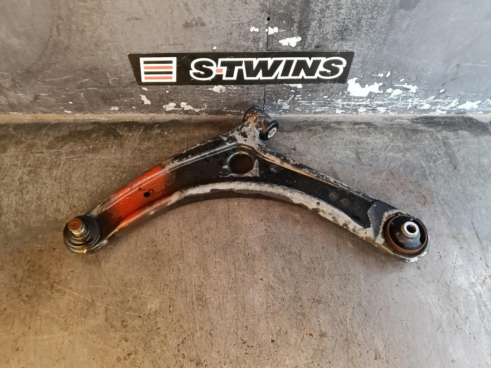 Used auto part listing image: 2013 MITSUBISHI ASX LEFT FRONT LOWER CONTROL ARM XB-XC, 07/12-04/14 0000407637