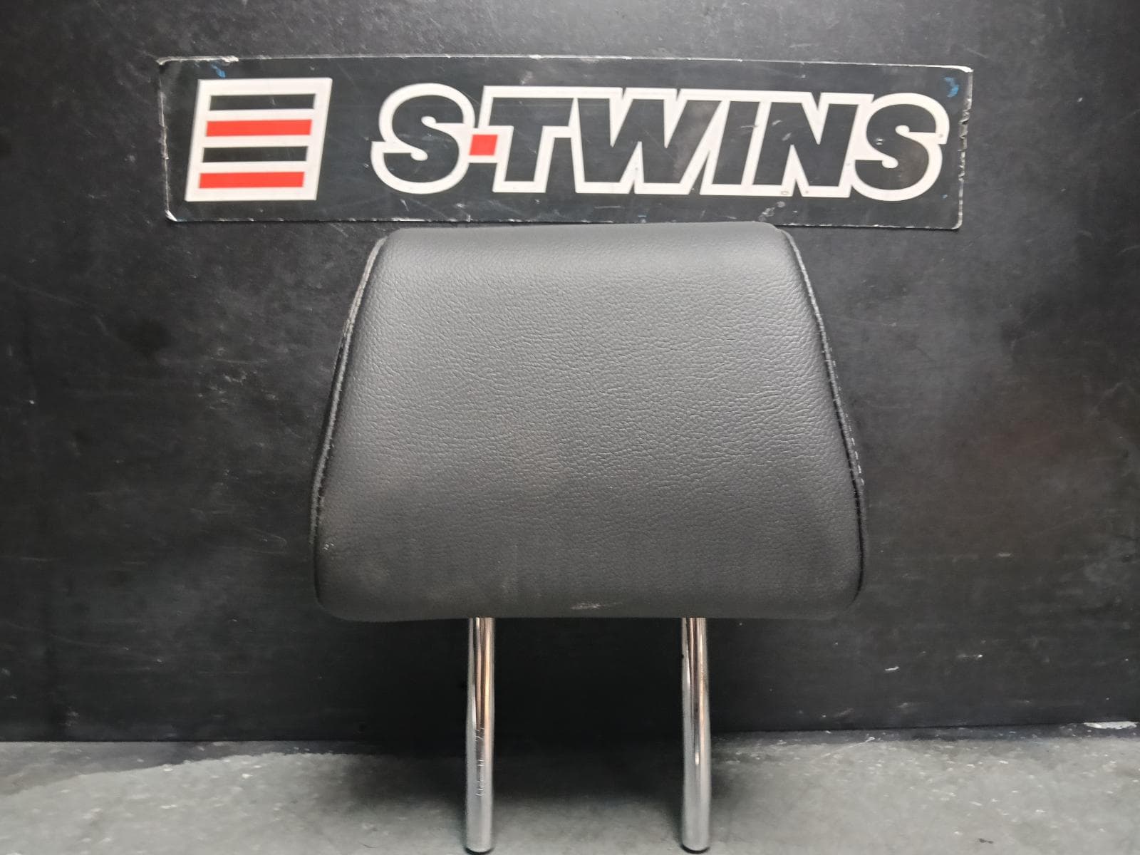 Used auto part listing image: 2024 NISSAN QASHQAI HEADREST J12, LH REAR, LEATHER, BLACK, 05/22- 0000408069