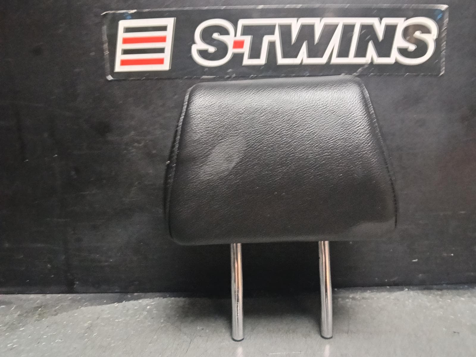 Used auto part listing image: 2024 NISSAN QASHQAI HEADREST J12, RH REAR, LEATHER, BLACK, 05/22- 0000408070