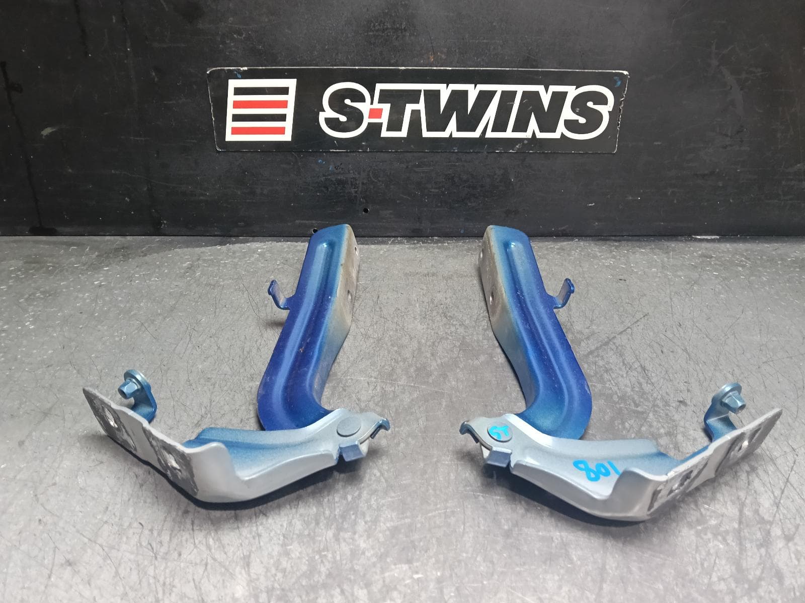 Used auto part listing image: 2024 NISSAN QASHQAI BONNET HINGE STRUT J12, HINGES (PAIR), 05/22- 0000408073