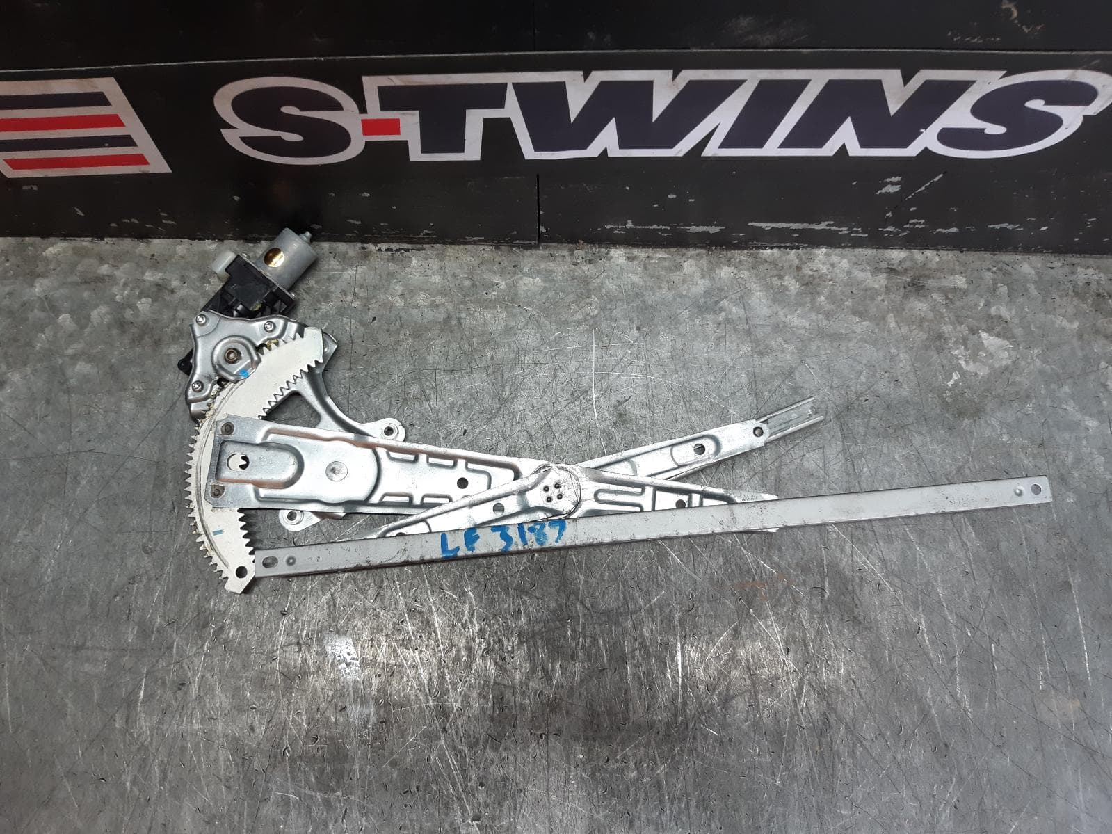 Used auto part listing image: 2018 MITSUBISHI OUTLANDER LEFT FRONT WINDOW REG MOTOR ZJ-ZL, 10/12- 0000120048