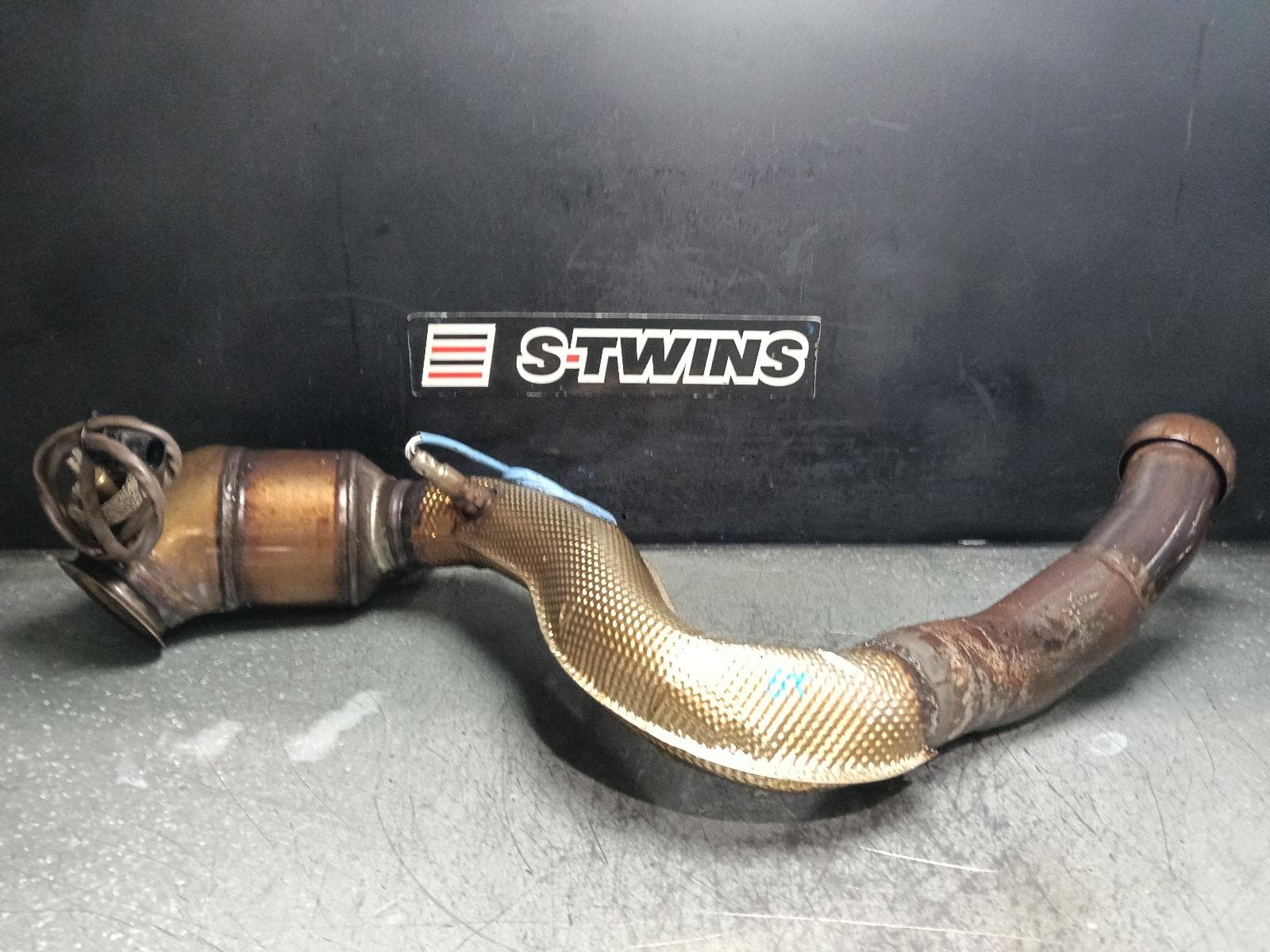 Used auto part listing image: 2018 MERCEDES C CLASS CATALYTIC CONVERTER DOWNPIPE-CAT TYPE, 4.0, PETROL, LH SIDE, W205/S205/A205/C205, 03/15-07/23 0000405966