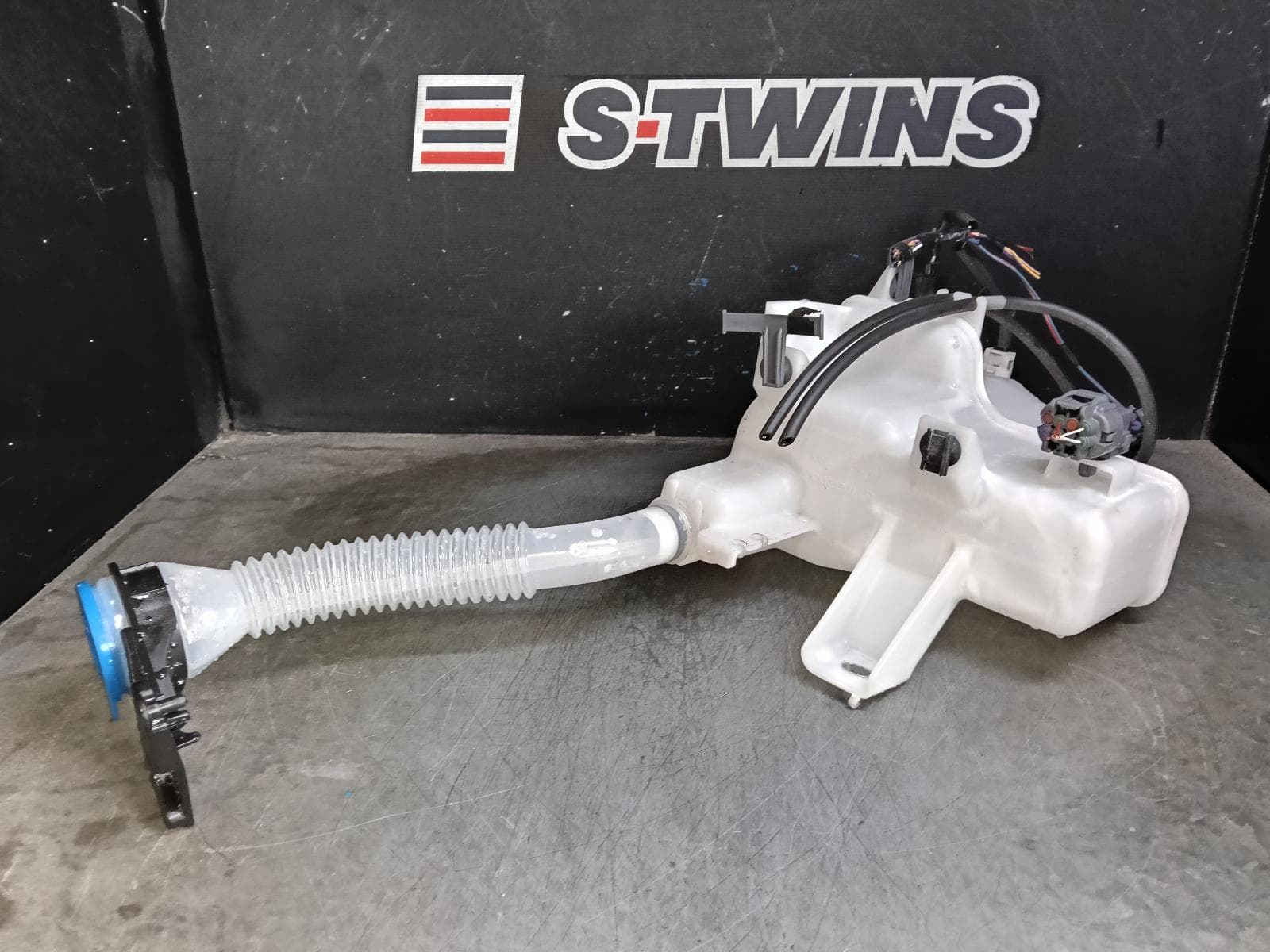 Used auto part listing image: 2018 MAZDA CX5 WASHER BOTTLE KF, NON H/LAMP WASHER TYPE, 02/17- 0000408533