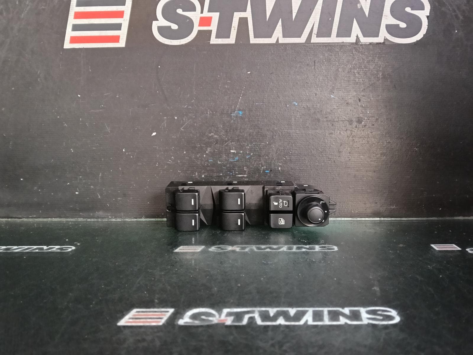 Used auto part listing image: 2018 MAZDA CX5 PWR DR WIND SWITCH RH FRONT (MASTER SWITCH), W/ AUTO FOLD TYPE, NON CHROME INSERT, KF, 02/17- 0000408544
