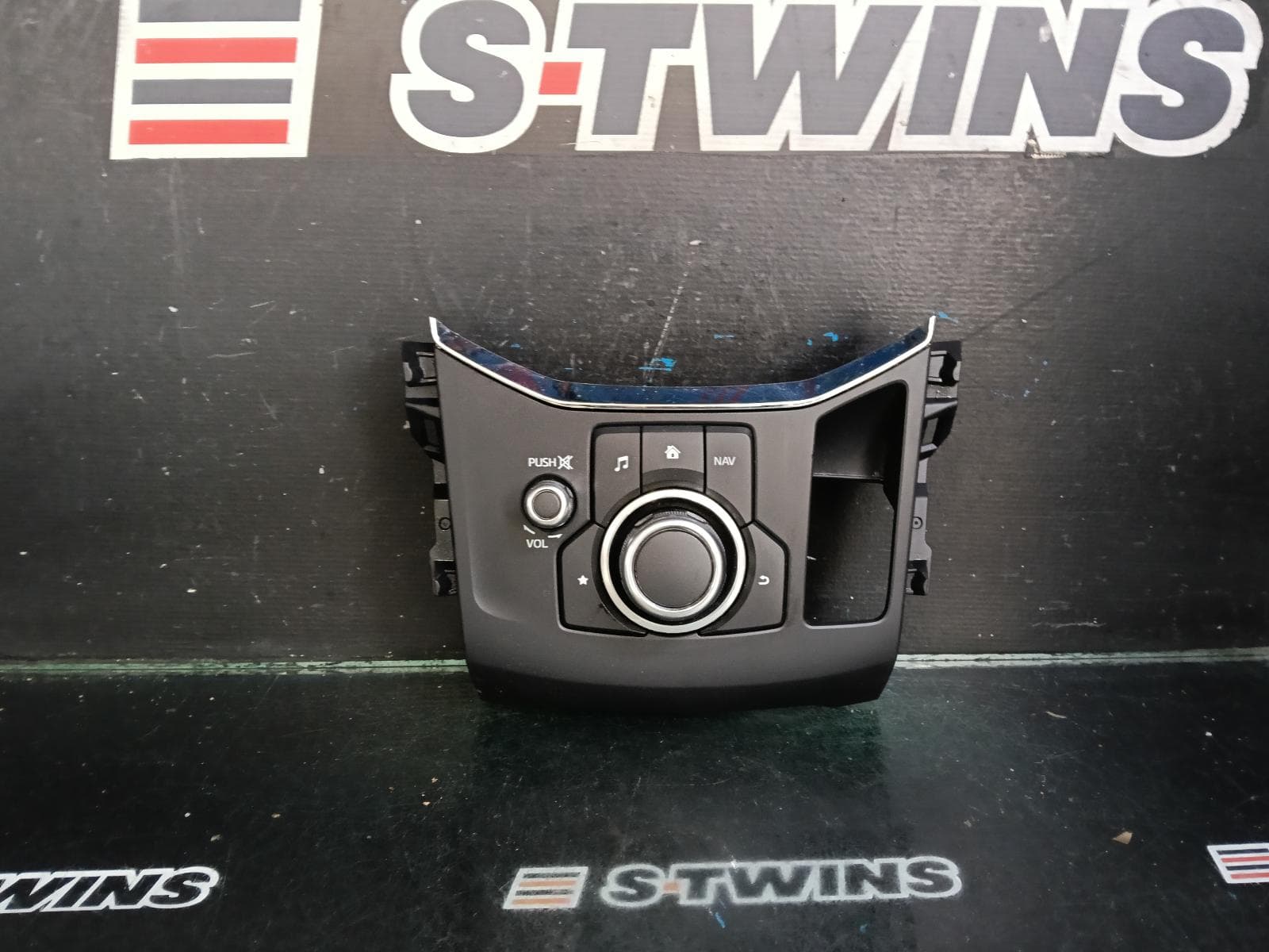 Used auto part listing image: 2018 MAZDA CX5 COMMANDER CONTROLS, KF, 02/17- 0000408554