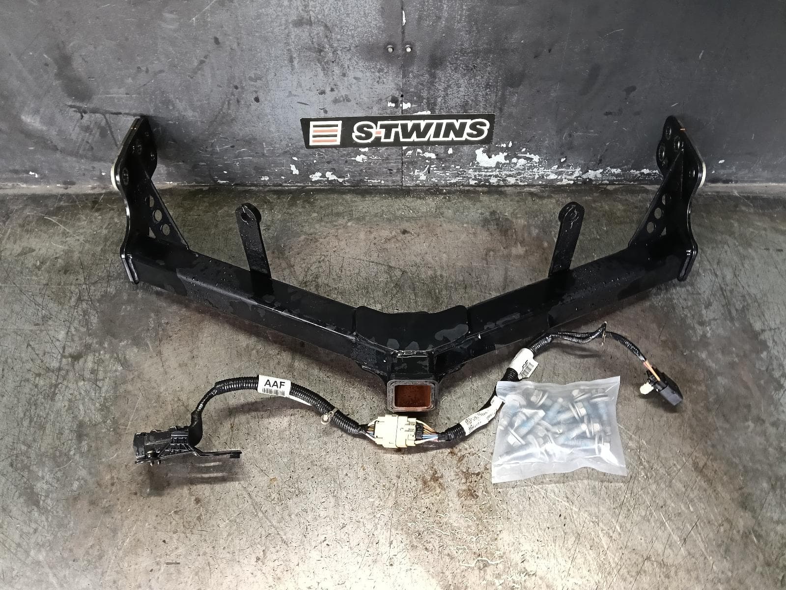 Used auto part listing image: 2022 FORD EVEREST TOWBAR GENUINE, HEAVY-DUTY TYPE, UA, 07/15-05/22 0000409018
