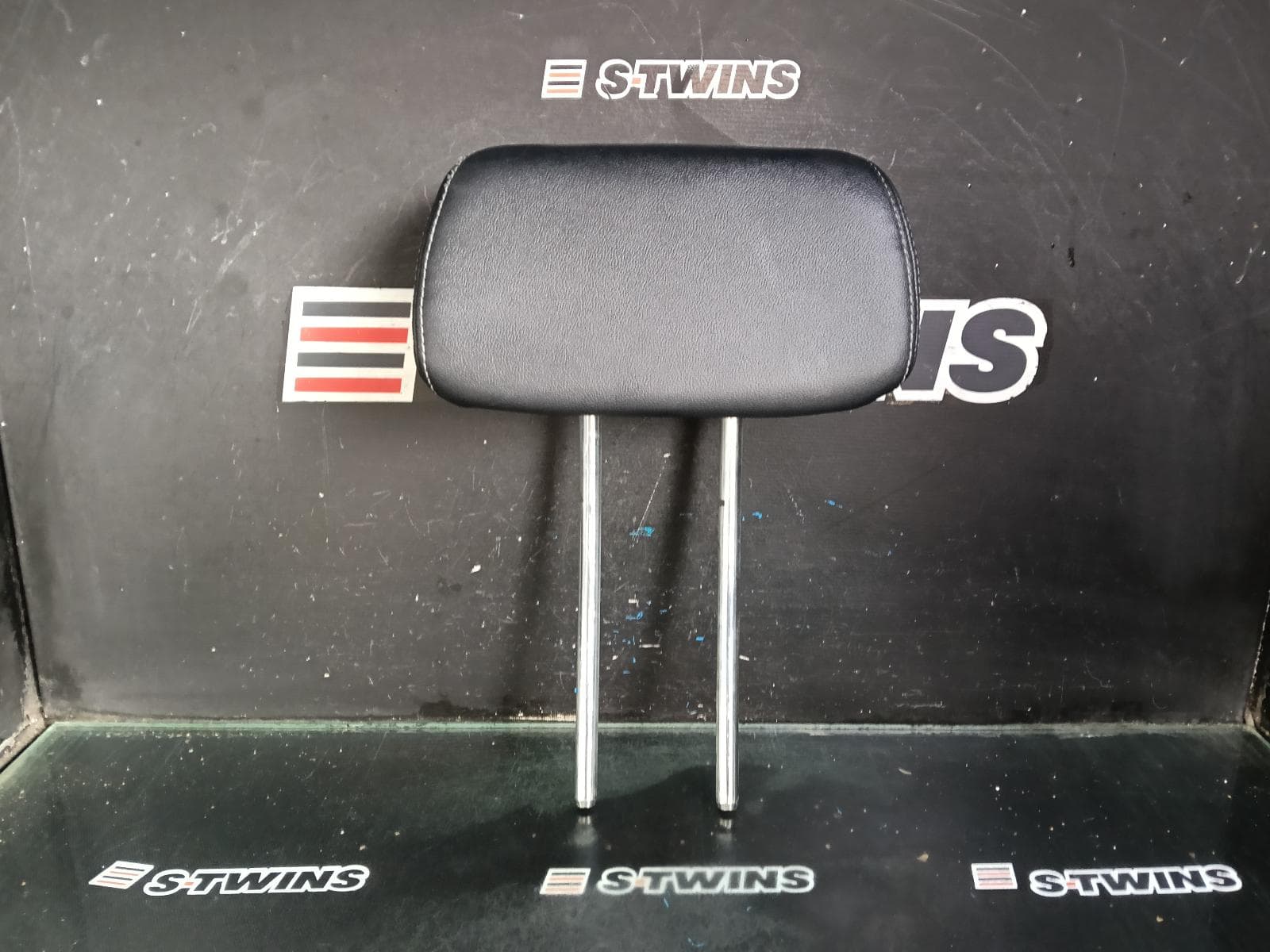 Used auto part listing image: 2022 FORD EVEREST HEADREST CENTRE REAR, UA, 07/15-05/22 0000409032