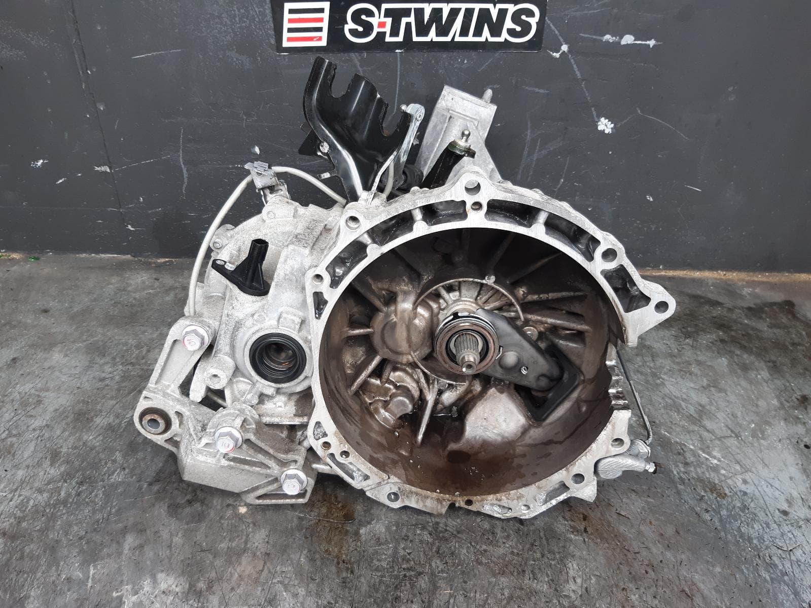 Used auto part listing image: 2012 MAZDA 3 TRANS GEARBOX MANUAL, FWD, PETROL, 2.0, LF, 6 SPEED (8TH VIN = F), BL, 04/09-10/13 0000371649