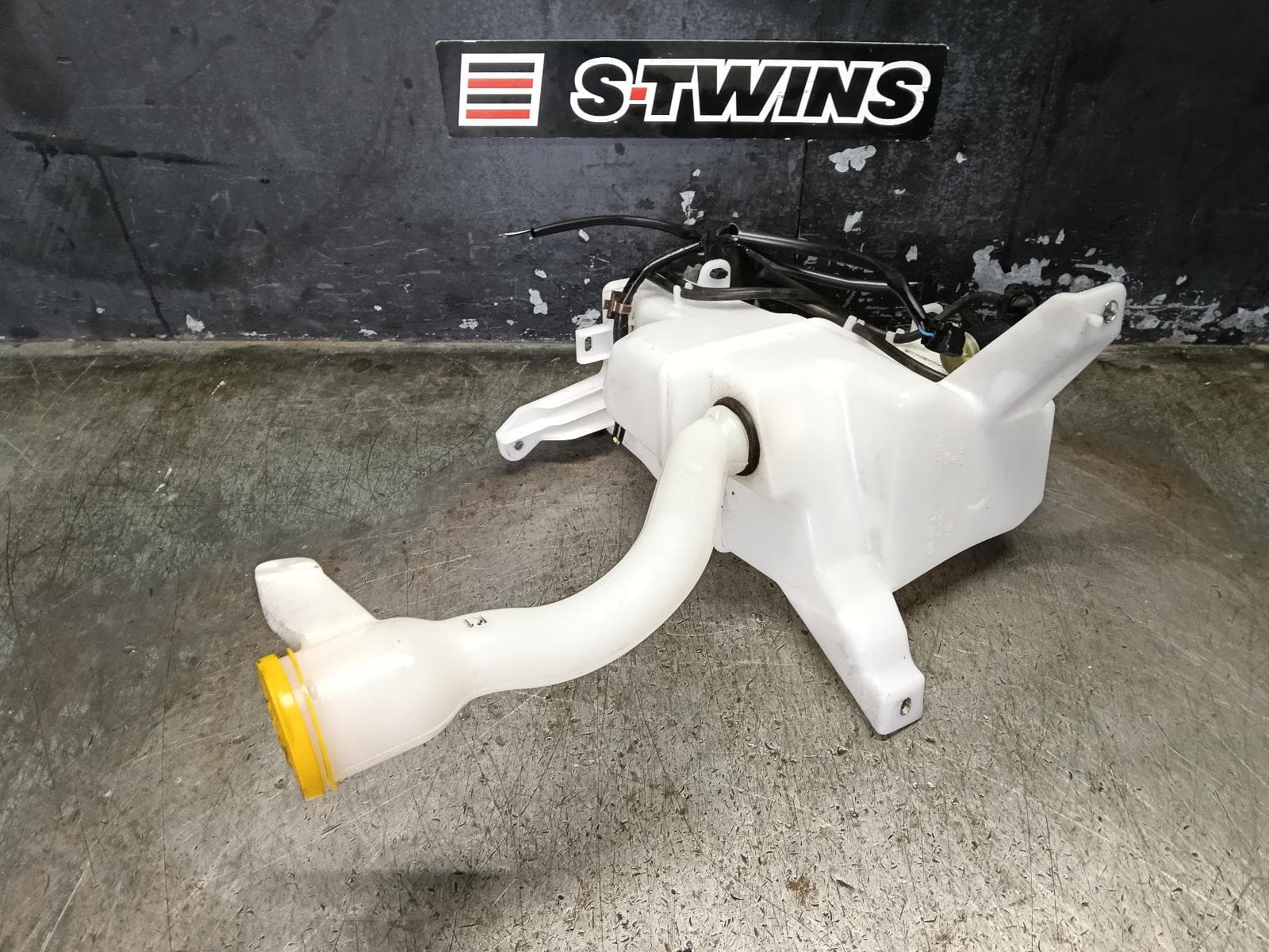 Used auto part listing image: 2021 SUBARU OUTBACK WASHER BOTTLE 7TH GEN, W/ H/LAMP WASHER TYPE, 12/20- 0000408717