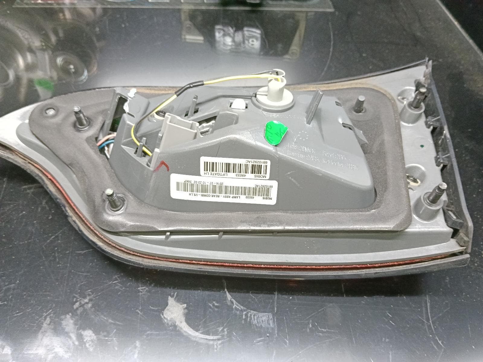 Used auto part listing image: 2015 JEEP CHEROKEE REAR GARNISH KL, TAILGATE LAMP (LH SIDE), 02/14-03/18 0000407974