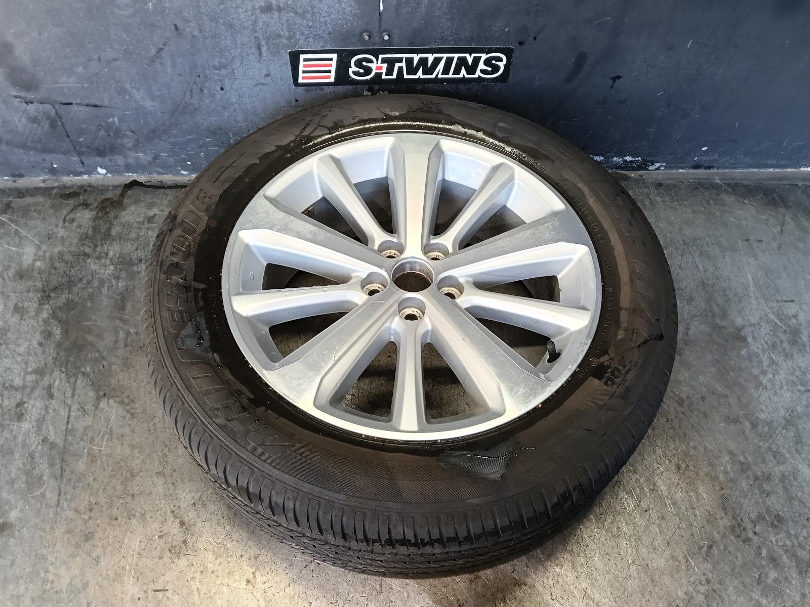 Used auto part listing image: 2012 TOYOTA KLUGER WHEEL MAG FACTORY, 19X7.5IN, 10 SPOKE, GSU40-GSU45, 05/07-02/14 0000407979