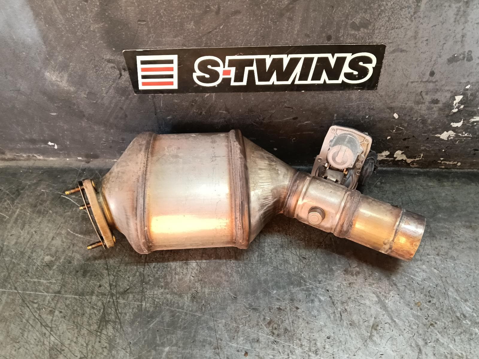 Used auto part listing image: 2018 AUDI Q5 CATALYTIC CONVERTER UNDER CAR-CAT TYPE, 2.0, DIESEL, FY, 02/17-08/20 0000408870