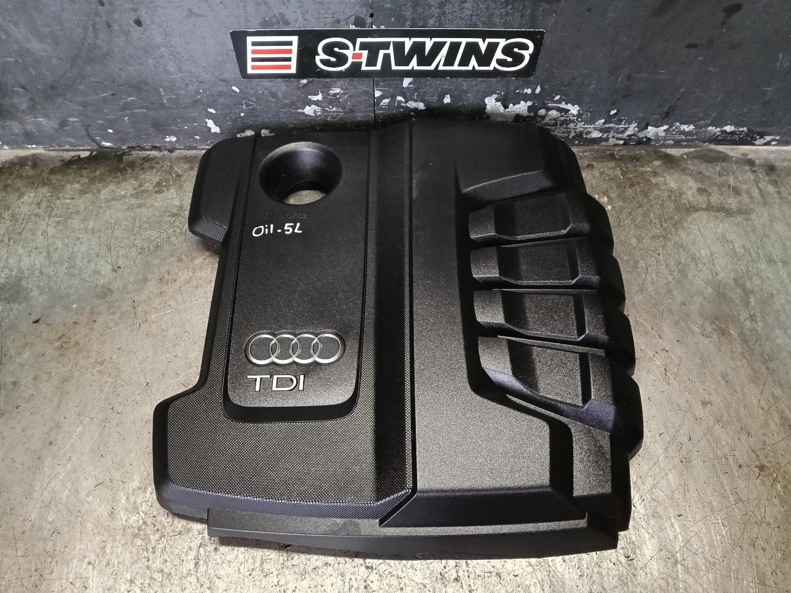 Used auto part listing image: 2018 AUDI Q5 ENGINE COVER FY, 02/17-02/25 0000408772