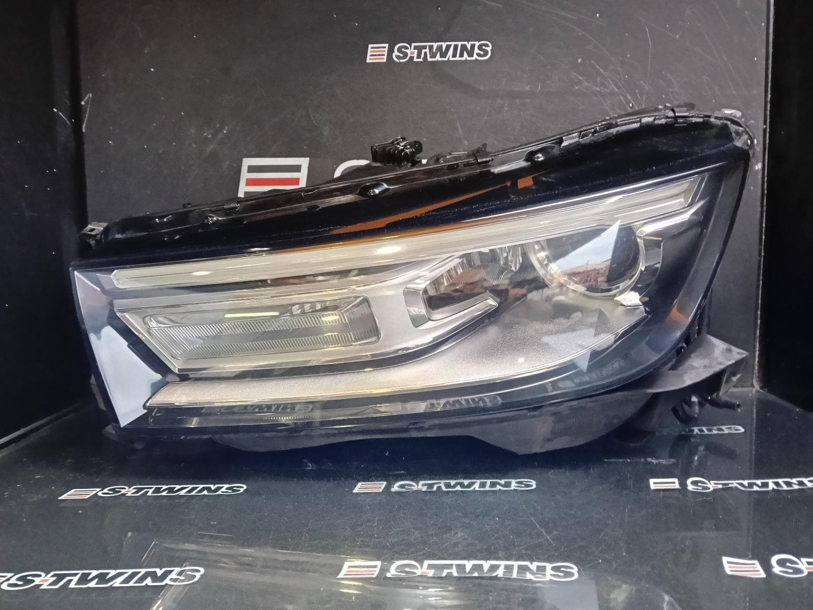 Used auto part listing image: 2018 AUDI Q5 LEFT HEADLAMP FY, W/ XENON TYPE, 02/17-08/20 0000408776