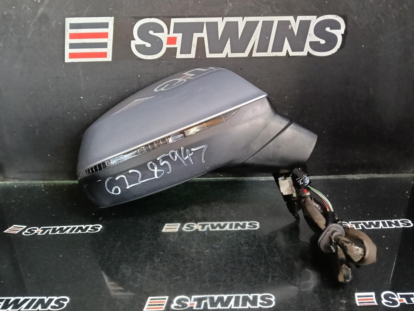 Used auto part listing image: 2018 AUDI Q5 RIGHT DOOR MIRROR FY, W/ MANUAL FOLD, NON AUTO DIM, NON MEMORY, NON CAMERA TYPE, COLOUR CODED, 02/17- 0000408774
