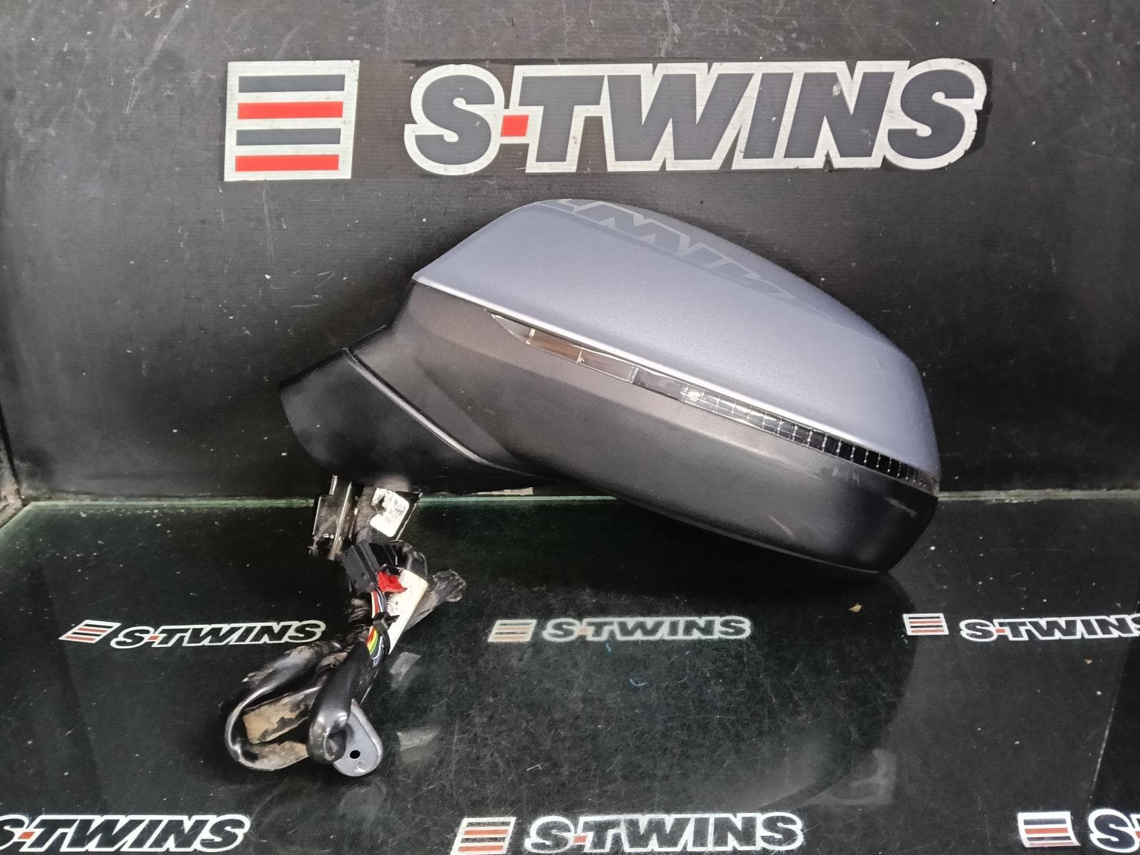 Used auto part listing image: 2018 AUDI Q5 LEFT DOOR MIRROR FY, W/ MANUAL FOLD, NON AUTO DIM, NON MEMORY, NON CAMERA TYPE, COLOUR CODED, 02/17- 0000408773
