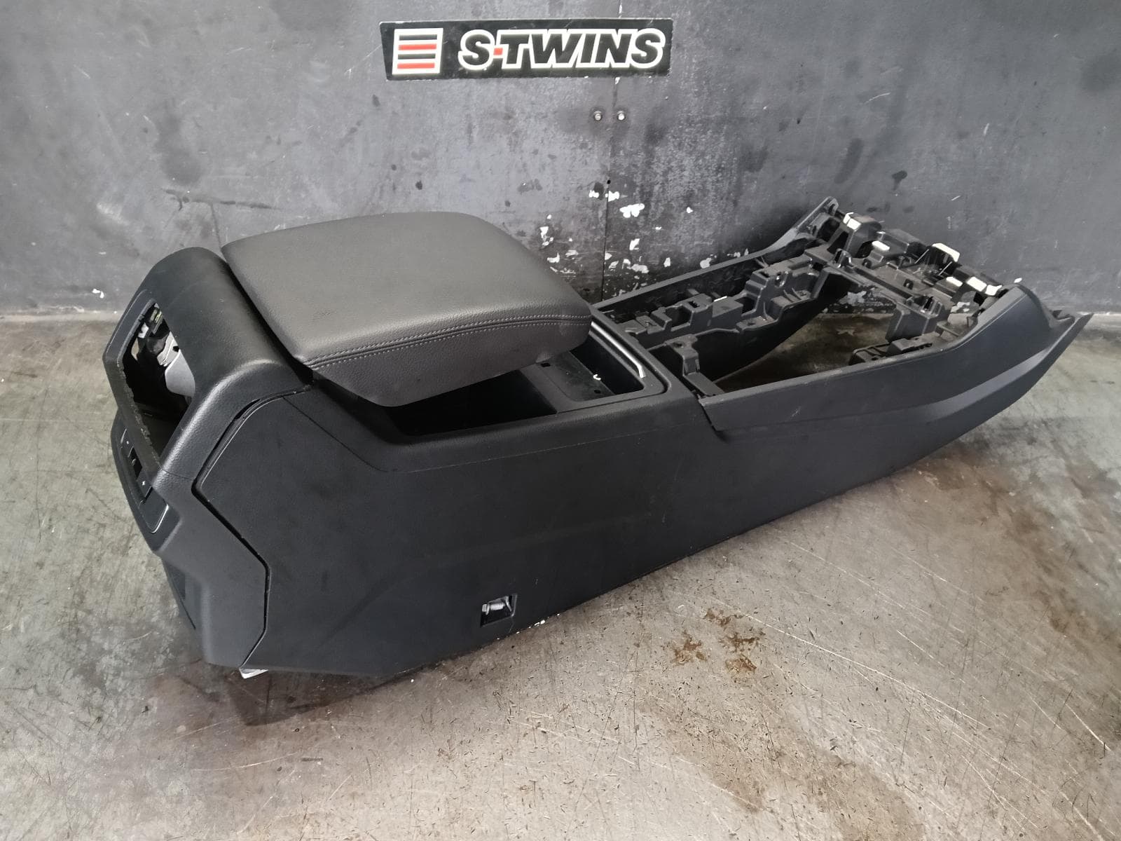 Used auto part listing image: 2018 AUDI Q5 CONSOLE FY, 02/17-02/25 0000408890