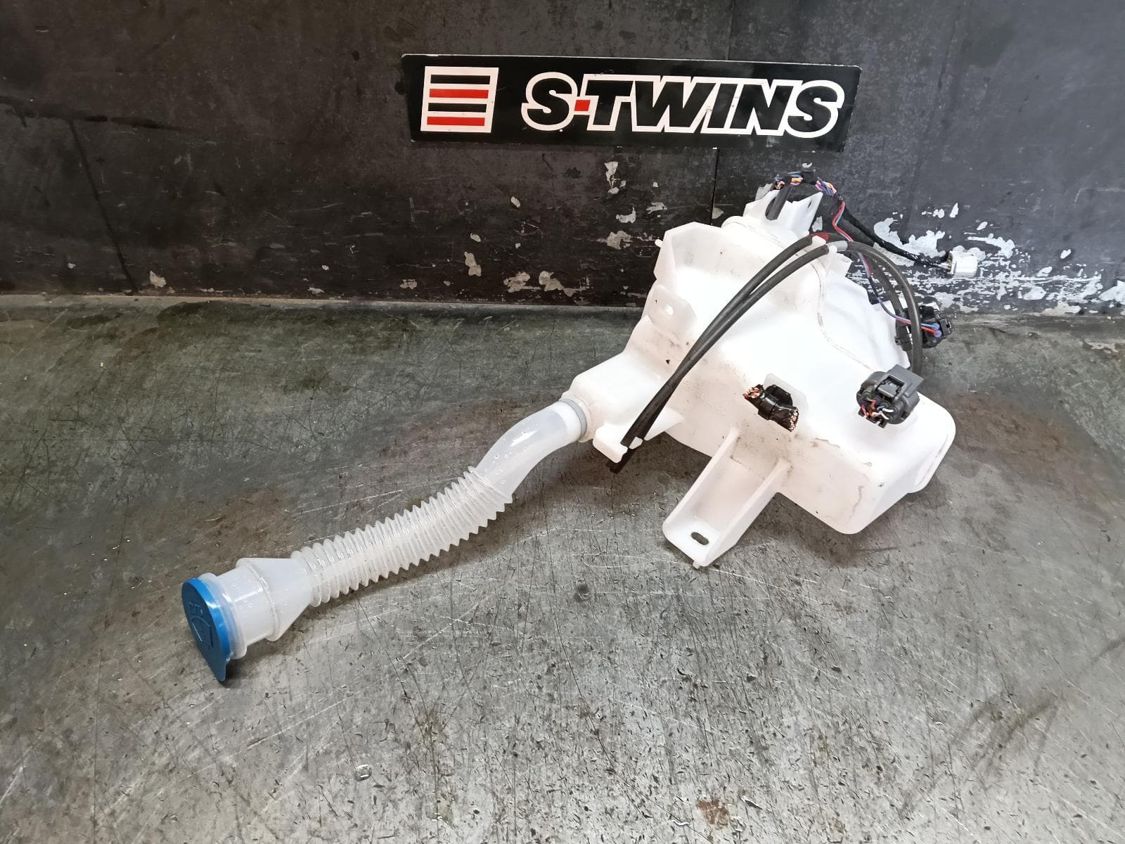Used auto part listing image: 2023 MAZDA CX8 WASHER BOTTLE KG, NON H/LAMP WASHER TYPE, 05/18-12/23 0000408389