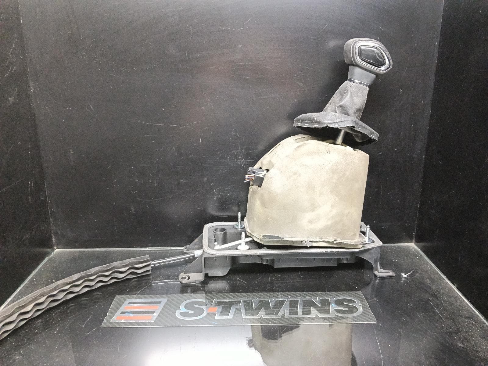 Used auto part listing image: 2021 SKODA KAROQ GEAR STICK SHIFTER NU, 04/18- 0000408009
