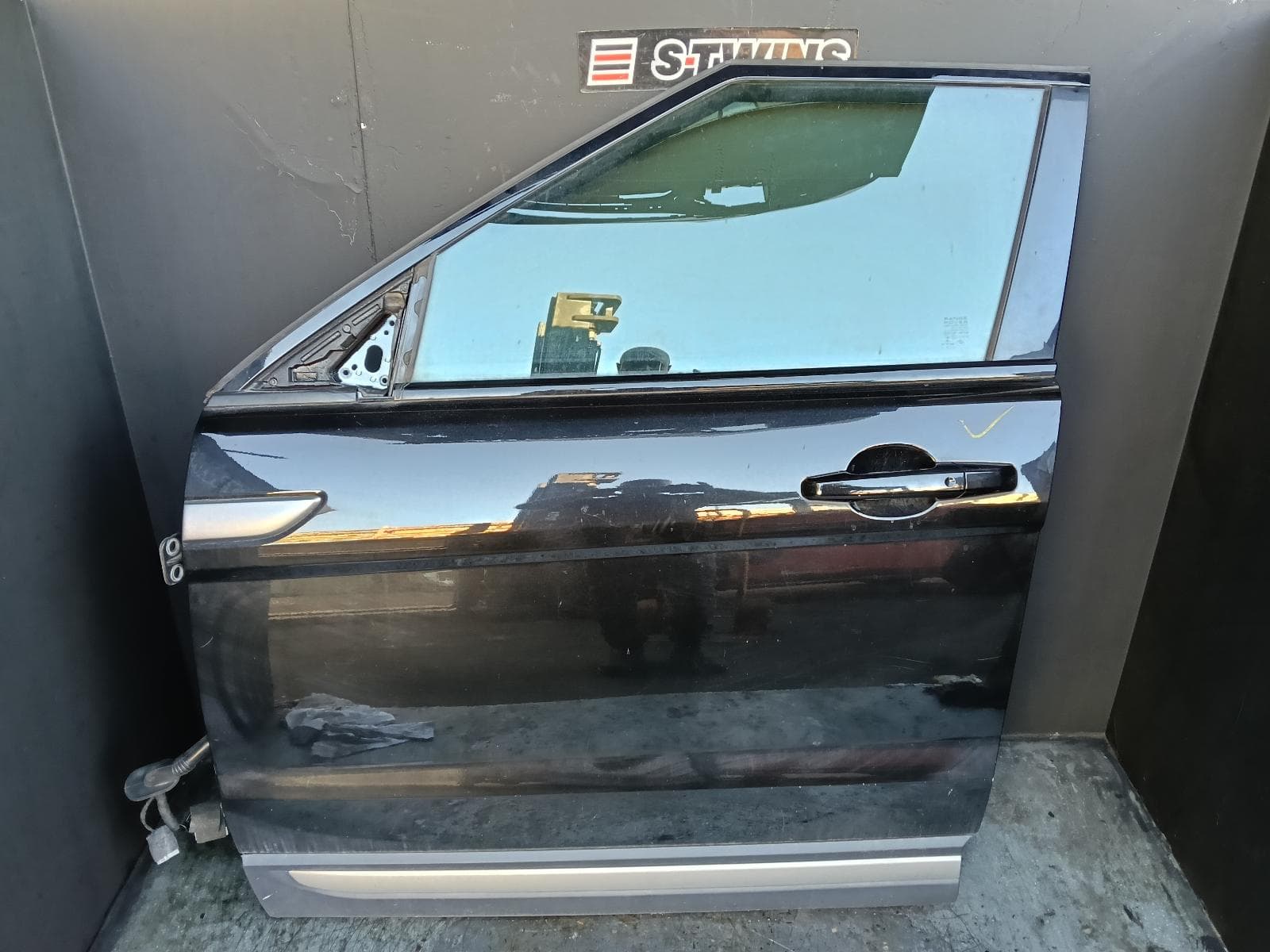 Used auto part listing image: 2017 LAND ROVER RANGE ROVER EVOQUE LEFT FRONT DOOR L538, 5DR WAGON, 11/11-01/19 0000412391