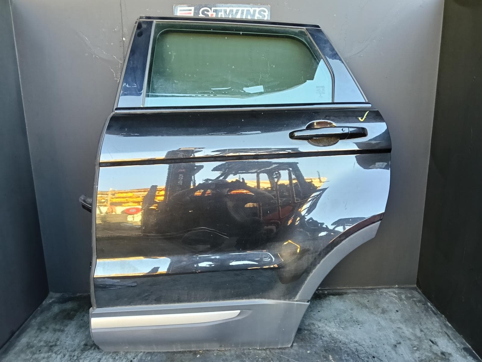 Used auto part listing image: 2017 LAND ROVER RANGE ROVER EVOQUE LEFT REAR DOOR SLIDING L538, 11/11-01/19 0000412392
