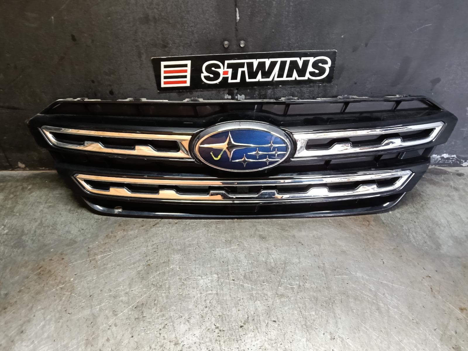 Used auto part listing image: 2021 SUBARU OUTBACK GRILLE 7TH GEN, RADIATOR GRILLE, W/ CAMERA TYPE, CHROME, 12/20- 0000408741
