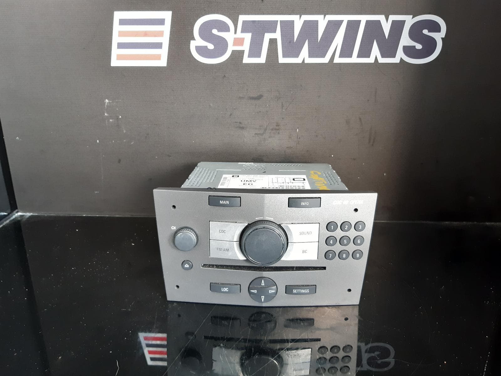 Used auto part listing image: 2010 HOLDEN CAPTIVA DASH RADIO CONTROL/HEAD UNIT, 6 DISC CD STACKER, CDC40 OPERA, MAXX/CAPTIVA 5 (4TH VIN = D), CG, 09/06-03/13 0000028693