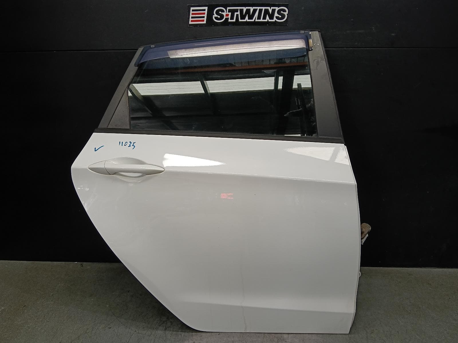 Used auto part listing image: 2013 HYUNDAI I30 RIGHT REAR DOOR SLIDING GD, WAGON, 02/12-07/16 0000409736