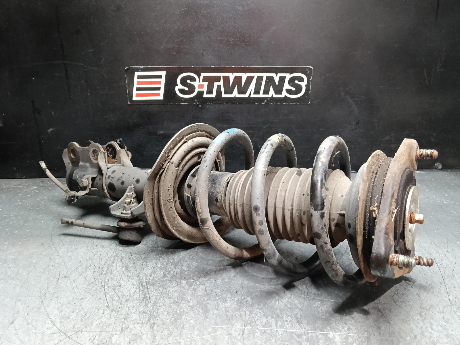 Used auto part listing image: 2013 HYUNDAI I30 LEFT FRONT STRUT GD, WAGON, 02/12-07/16 0000409896