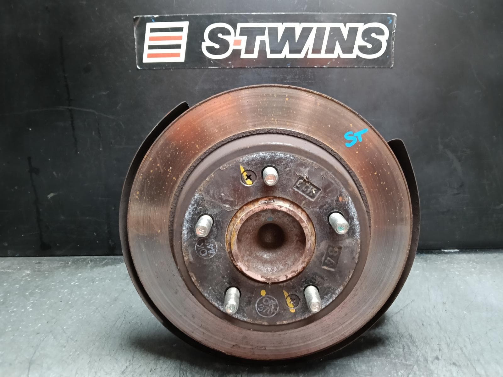 Used auto part listing image: 2013 HYUNDAI I30 LEFT REAR HUB ASSEMBLY GD, ABS TYPE, 03/12-02/17 0000409897