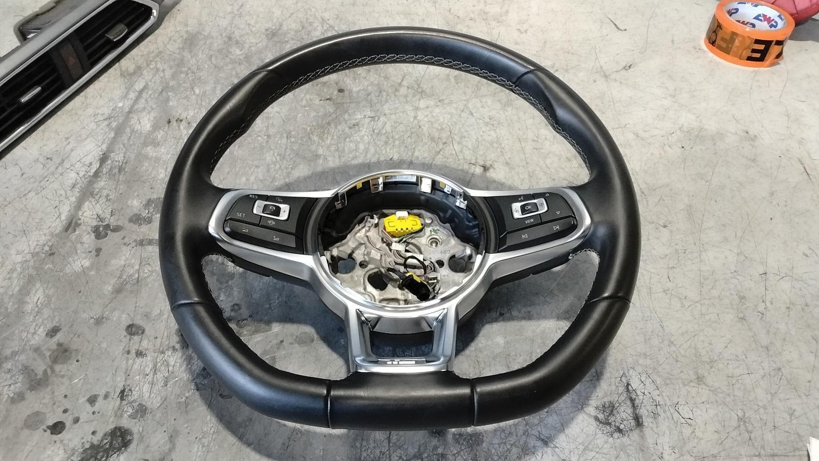Used auto part listing image: 2019 VOLKSWAGEN TIGUAN STEERING WHEEL 5NA, R-LINE, 06/16-05/21 0000395356