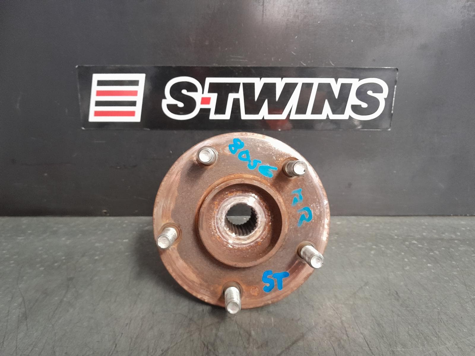 Used auto part listing image: 2016 MITSUBISHI OUTLANDER RIGHT REAR HUB ASSEMBLY ZJ-ZL, AWD, 10/12-07/21 0000358913