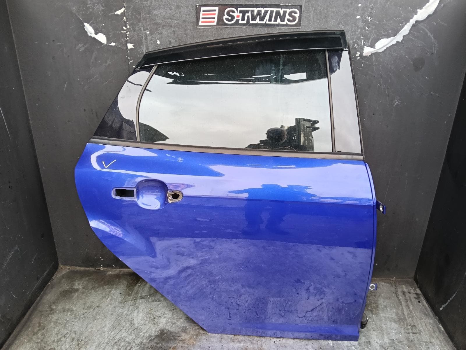 Used auto part listing image: 2012 FORD FOCUS RIGHT REAR DOOR SLIDING LW, VIN WF0, 08/11-09/13 0000410160