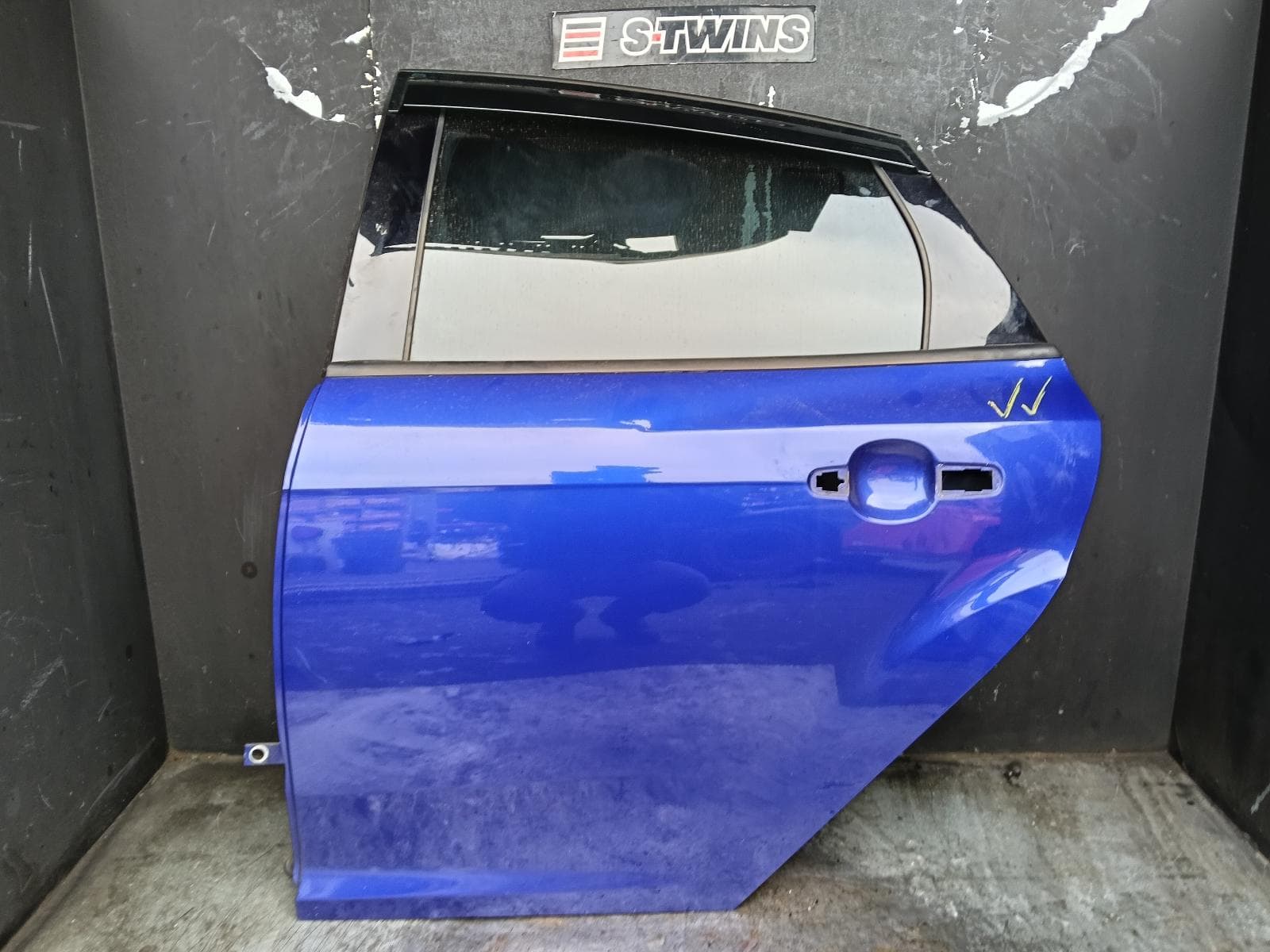 Used auto part listing image: 2012 FORD FOCUS LEFT REAR DOOR SLIDING LW, VIN WF0, 08/11-09/13 0000410159