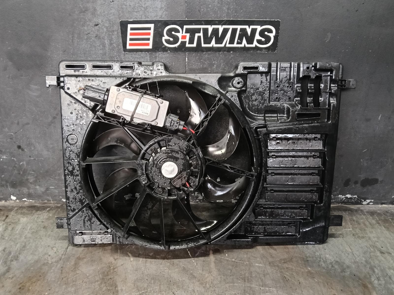 Used auto part listing image: 2012 FORD FOCUS FAN RADIATOR + A/C FAN (1 PIECE), PETROL, LW, 05/11-08/15 0000410425
