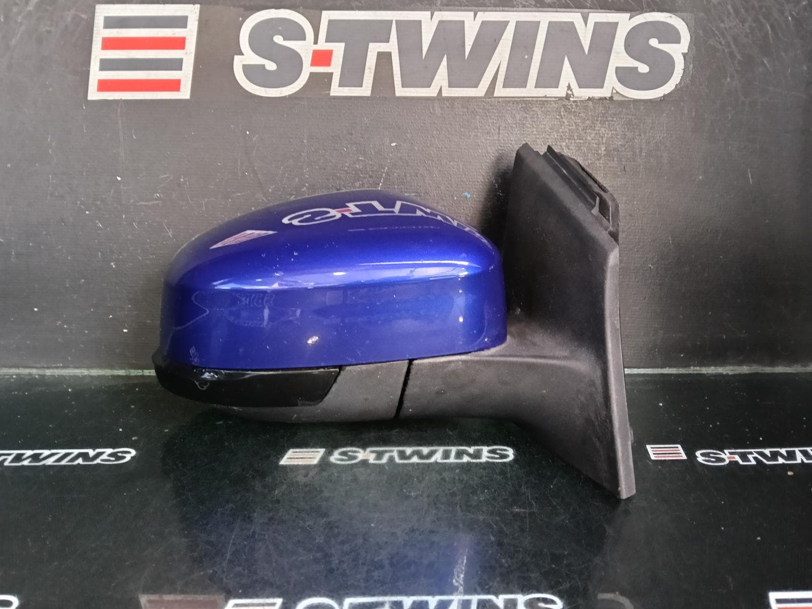 Used auto part listing image: 2012 FORD FOCUS RIGHT DOOR MIRROR LW, SPORT/TITANIUM/ST, POWER FOLDING, HEATED & W/ PUDDLE LAMP TYPE, 05/11-08/15 0000410429