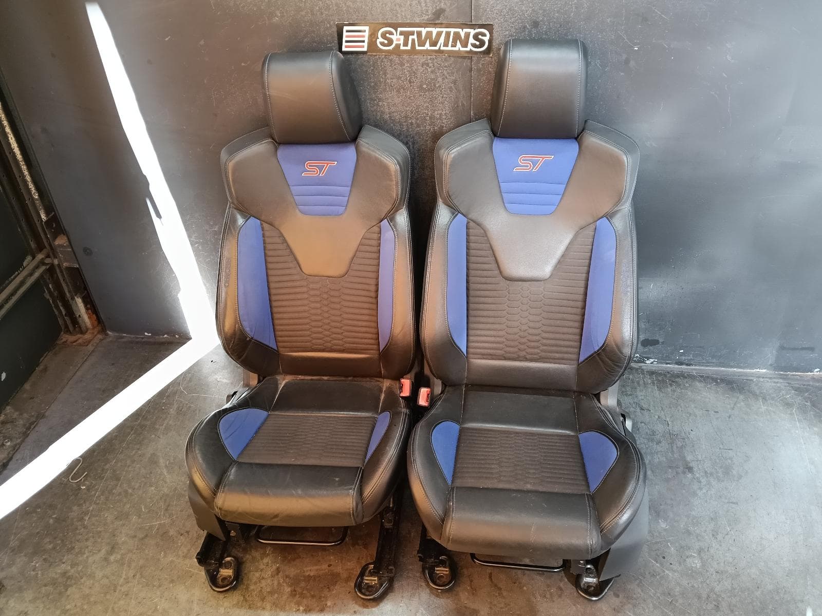 Used auto part listing image: 2012 FORD FOCUS FRONT SEAT RH FRONT, LW, LEATHER, ST, NON SEAT WARMER, 05/11-08/15 0000410302