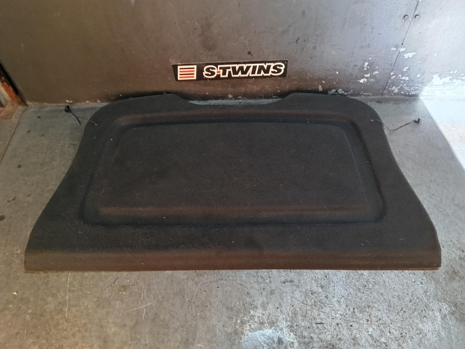 Used auto part listing image: 2012 FORD FOCUS PARCEL SHELF CARGO BLIND LW/LZ, HATCH, 05/11-11/18 0000410434