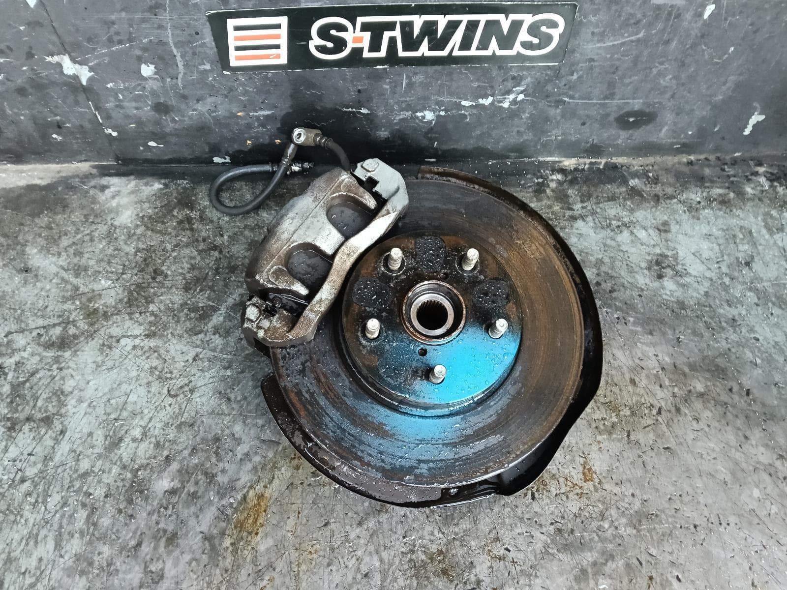 Used auto part listing image: 2015 SUBARU LIBERTY RIGHT FRONT HUB ASSEMBLY 6TH GEN, 08/14-04/21 0000409351