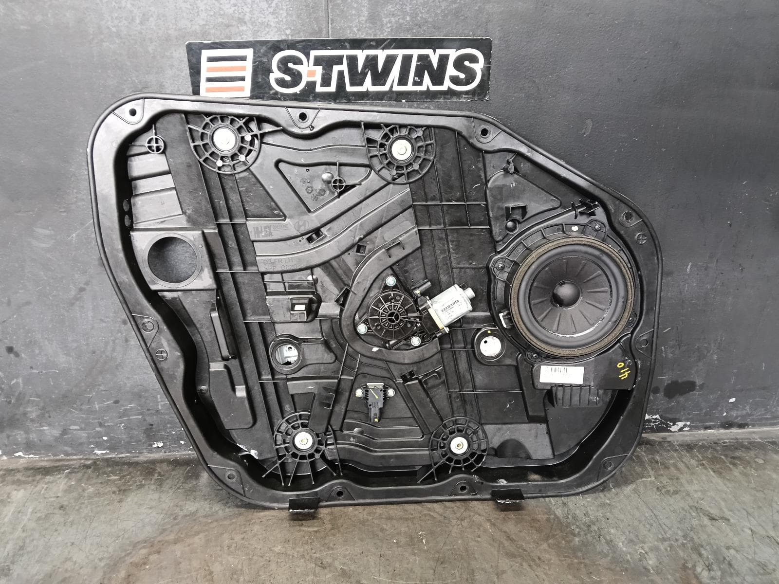 Used auto part listing image: 2015 HYUNDAI TUCSON LEFT FRONT WINDOW REG MOTOR TL, DOOR REG ASSY (REG AND MOTOR), ACTIVE X, 06/15-01/21 0000410332