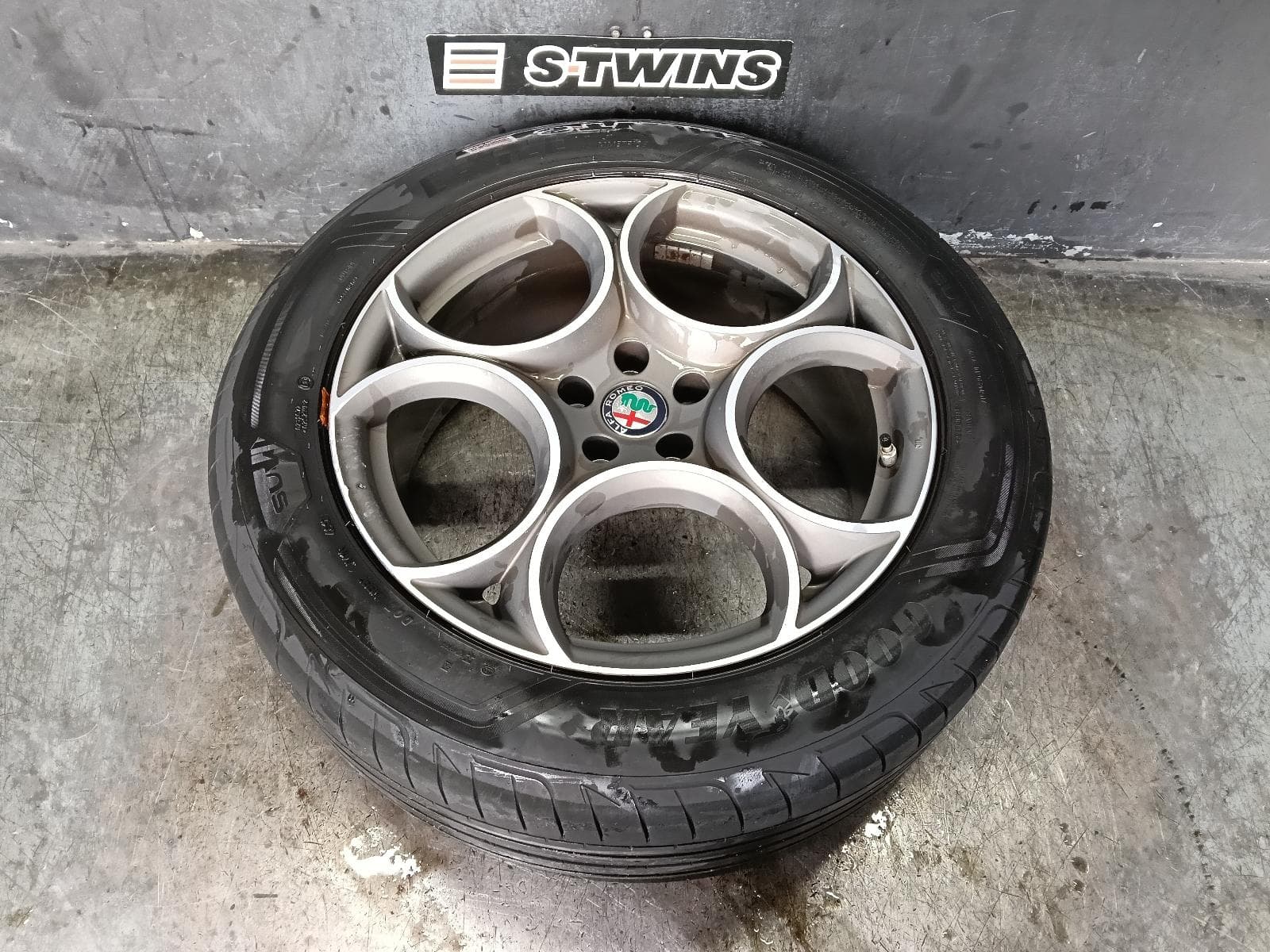 Used auto part listing image: 2020 ALFA ROMEO STELVIO WHEEL MAG 949, FACTORY, 19X8IN, 5 ROUND SPOKE, 01/18- 0000409236
