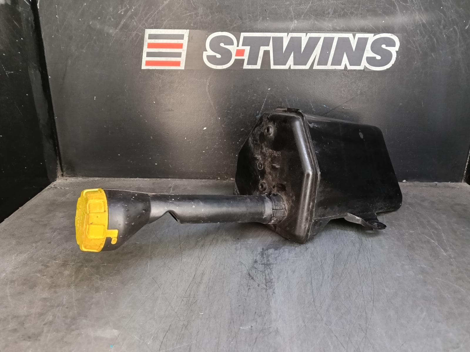 Used auto part listing image: 2014 HOLDEN COMMODORE OVERFLOW BOTTLE VE-VF, 08/06-12/17 0000409925