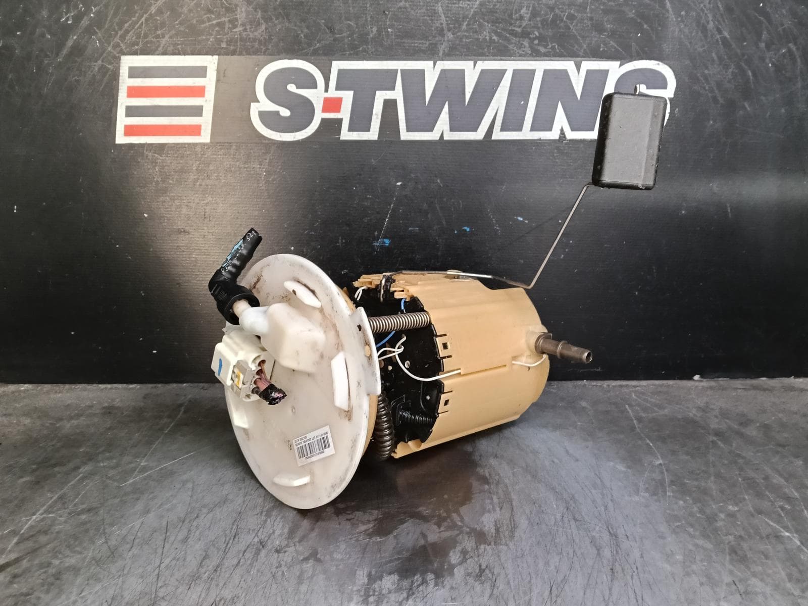 Used auto part listing image: 2014 HOLDEN COMMODORE FUEL PUMP VF, 05/13-12/17 0000409927