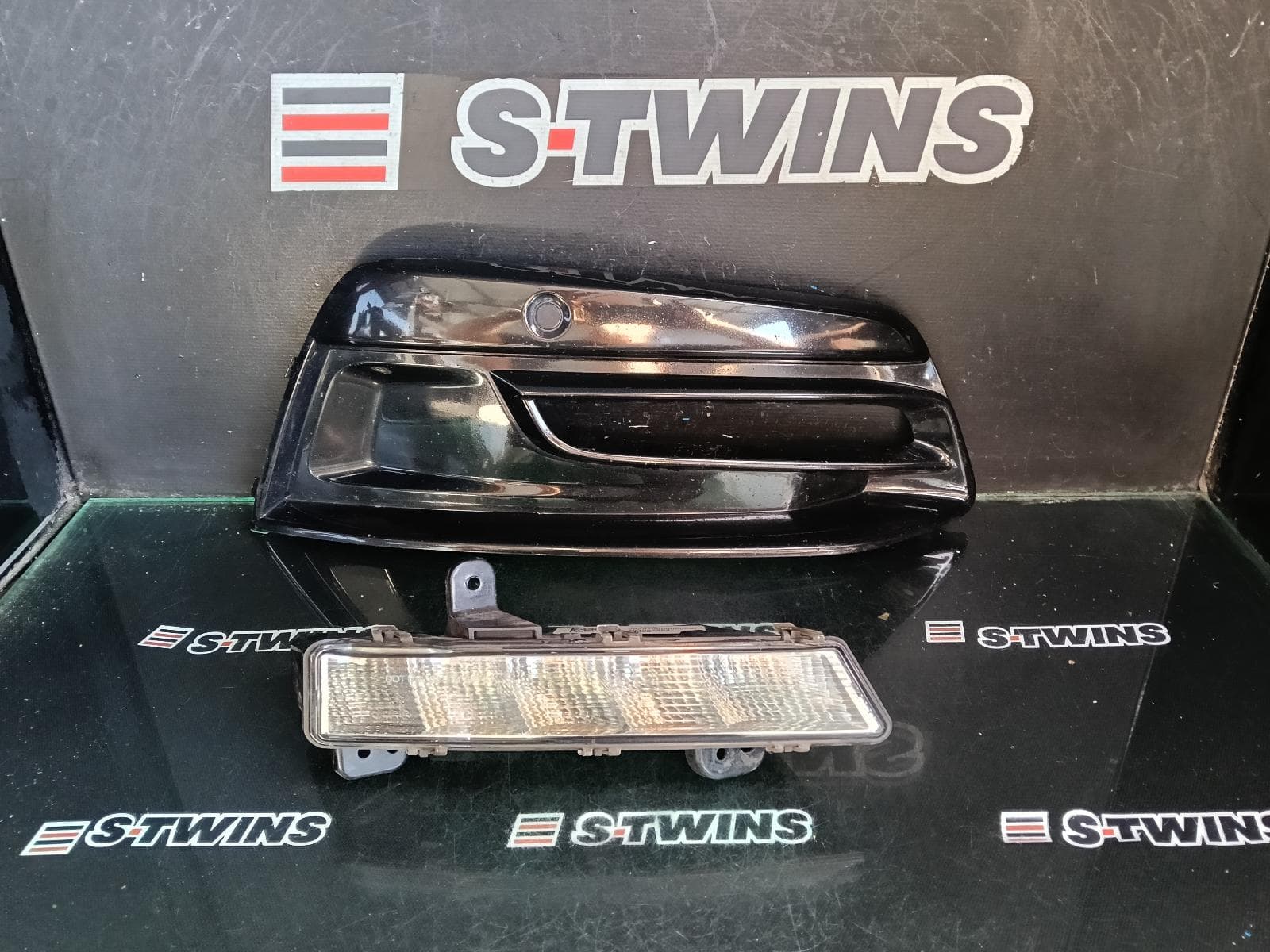 Used auto part listing image: 2014 HOLDEN COMMODORE RIGHT INDICATOR FOG SIDE DAYTIME RUNNING LAMP, VF, SS/SV6/SS-V/EVOKE, 05/13-08/15 0000409930