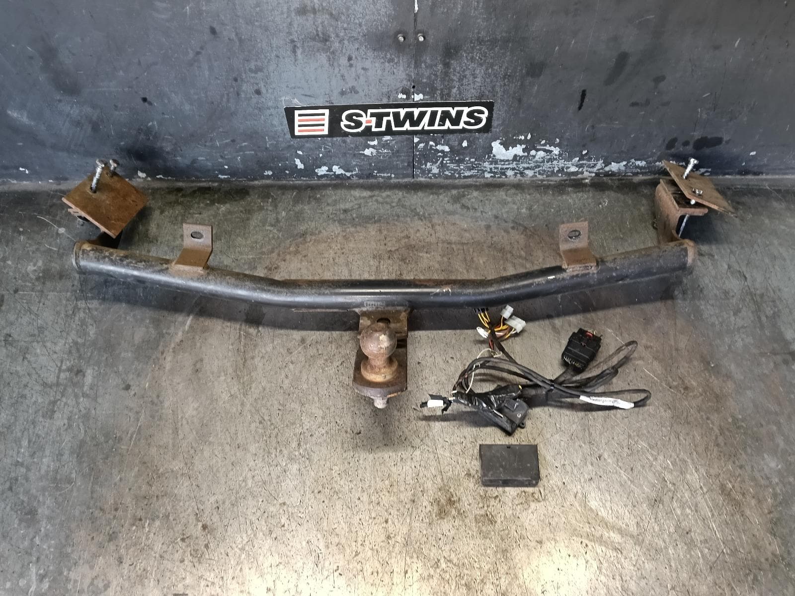 Used auto part listing image: 2014 HOLDEN COMMODORE TOWBAR VF, UTE, 05/13-12/17 0000409935